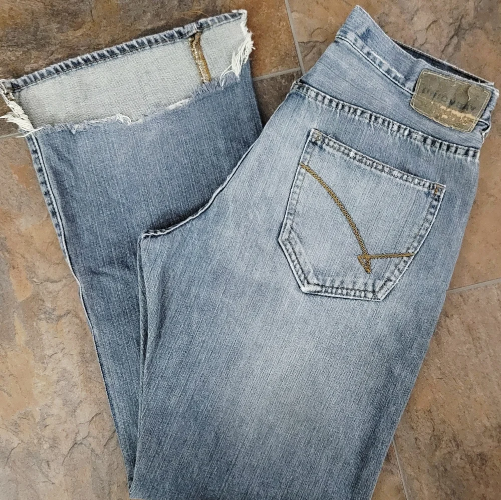 UNIONBAY Light Blue Distressed Jeans Size 32 X 32